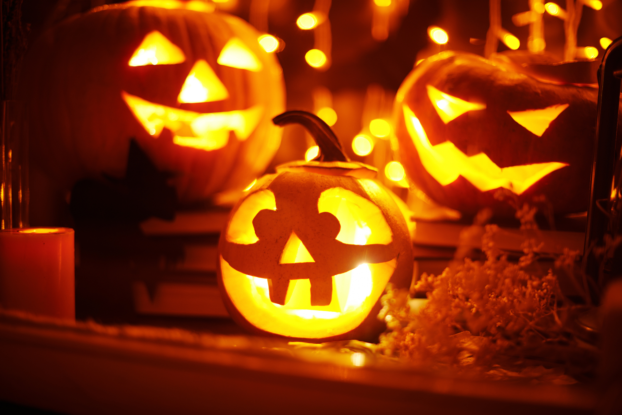 Jack-o-lanterns and other Halloween objects in a window